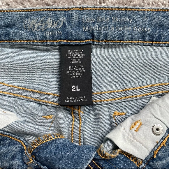 Mossimo Low Rise Skinny Jeans Size 2L Distressed Fading Whiskering 5-Pocket - Picture 4 of 8